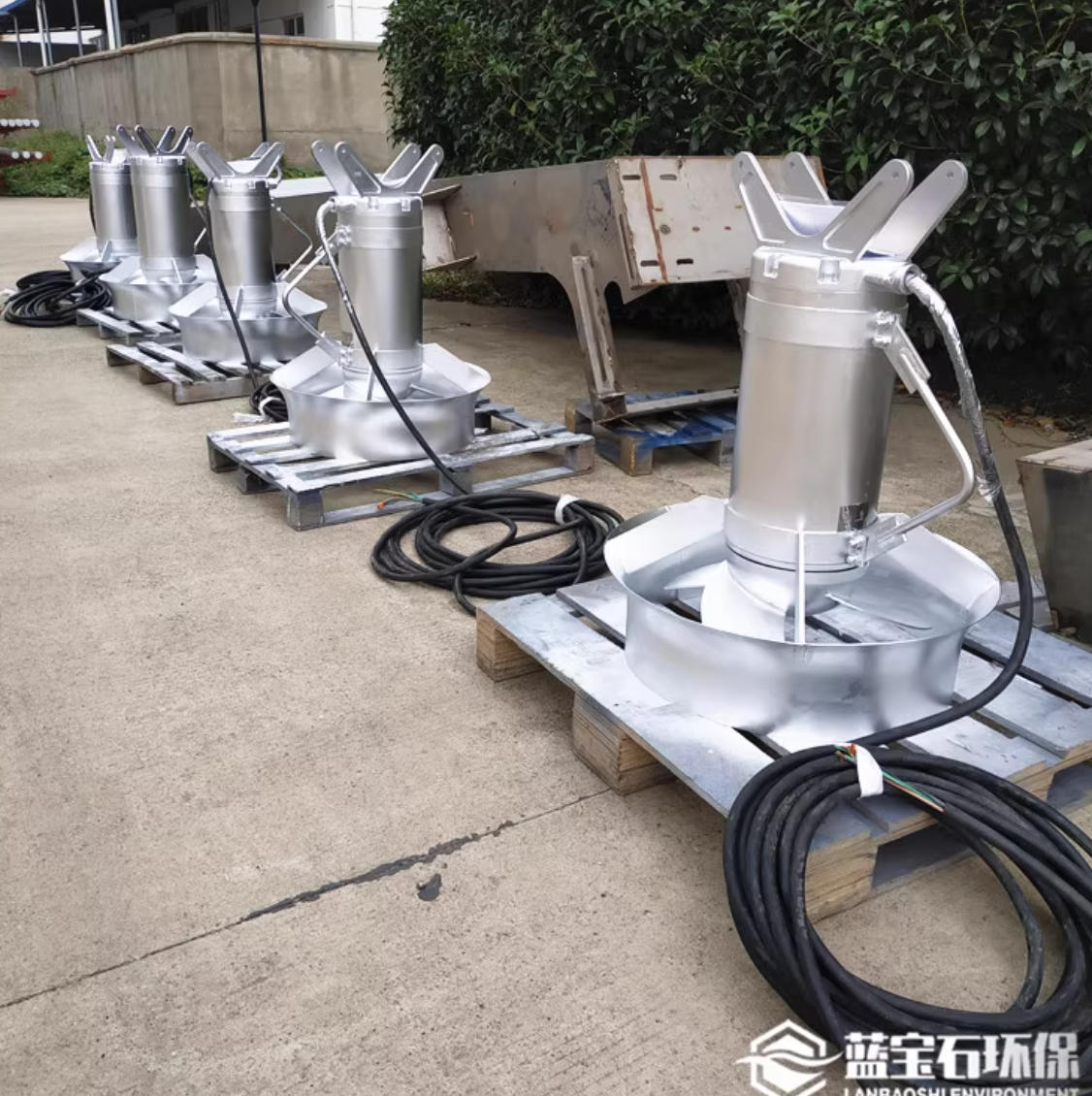 南京藍寶石環(huán)保有限公司與上海某某水處理技術(shù)有限公司達成合作——QJB5.5kw沖壓式潛水攪拌機助力高效污水處理